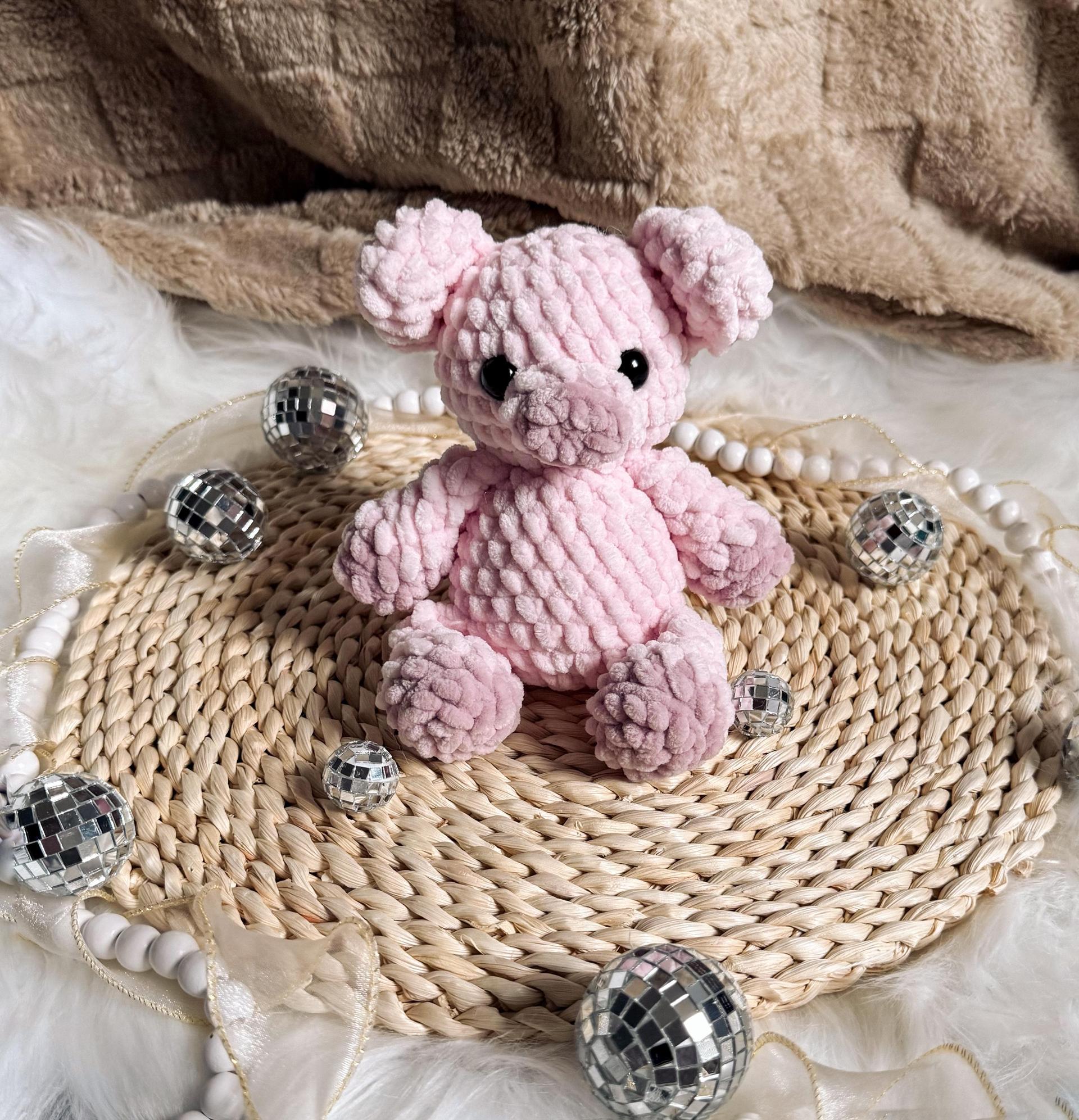 paisley the pig | amigurumi pig pattern, low sew, crochet pattern, spring crochet, crochet pig, crochet farm, crochet chunky yarn pattern