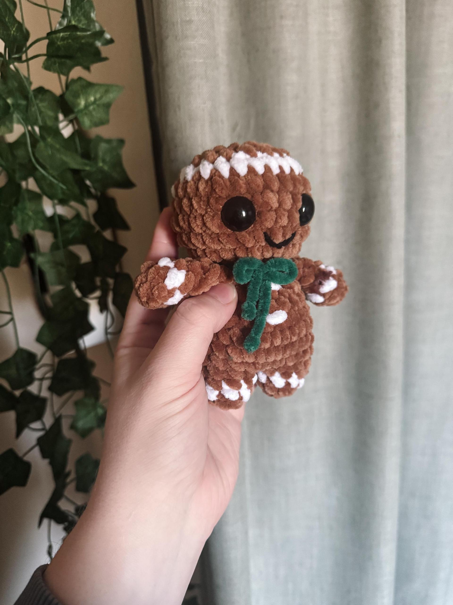 Crochet gingerbread man- crochet gingerbread, crochet pattern, Christmas pattern, crochet Christmas, amigurumi pattern, thumbnail 3