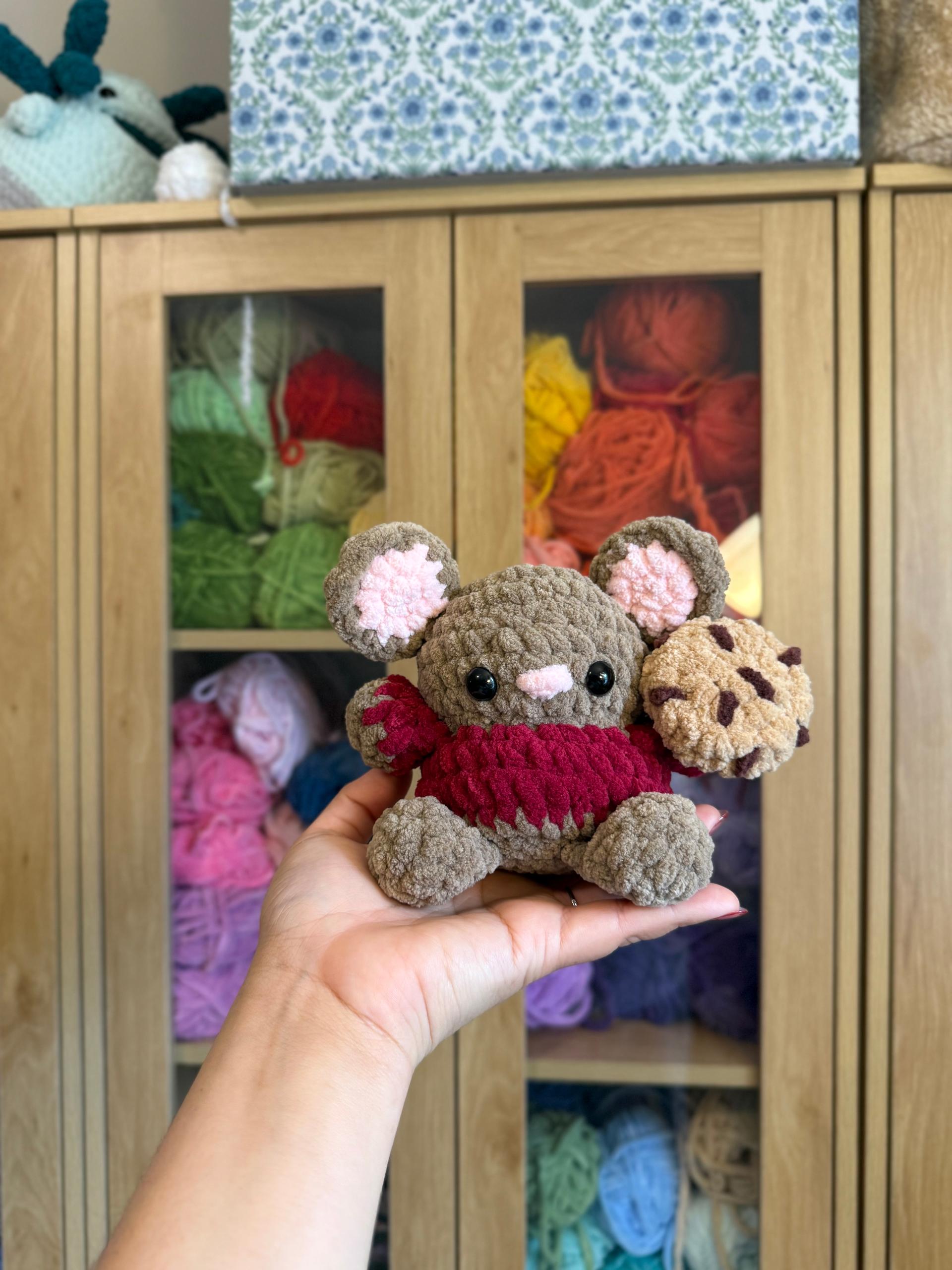Chubby Mouse with a Cookie | Crochet Pattern | Low-sew thumbnail 5
