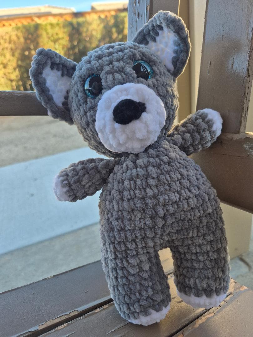 grey and white crochet wolf plushie (amigurumi)