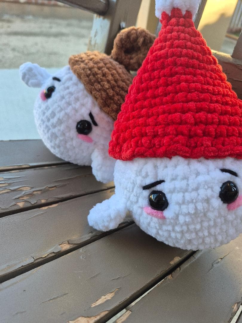 crochet snowballs with crochet hats, white, red, brown