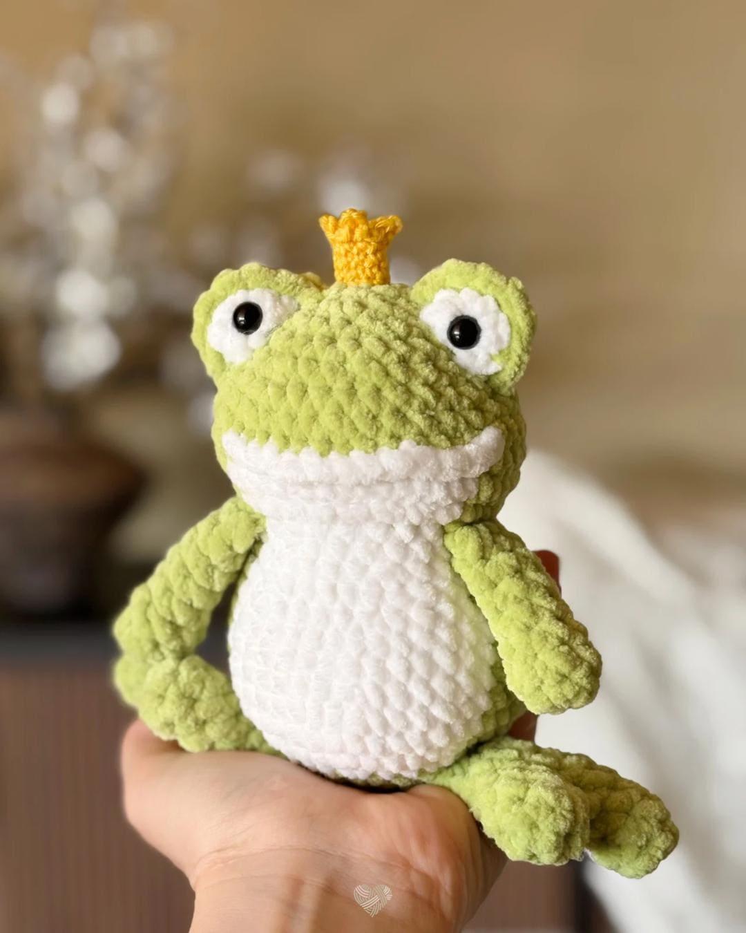 Frogbert the Frog Prince / low-sew crochet pattern thumbnail 4