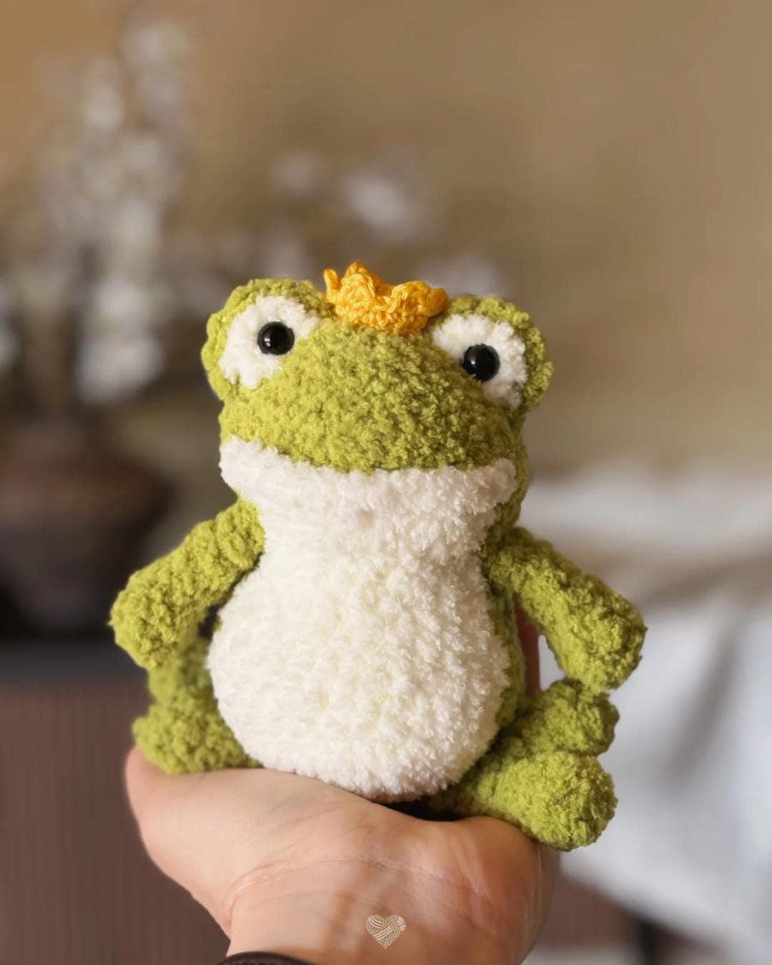 Frogbert the Frog Prince / low-sew crochet pattern thumbnail 3