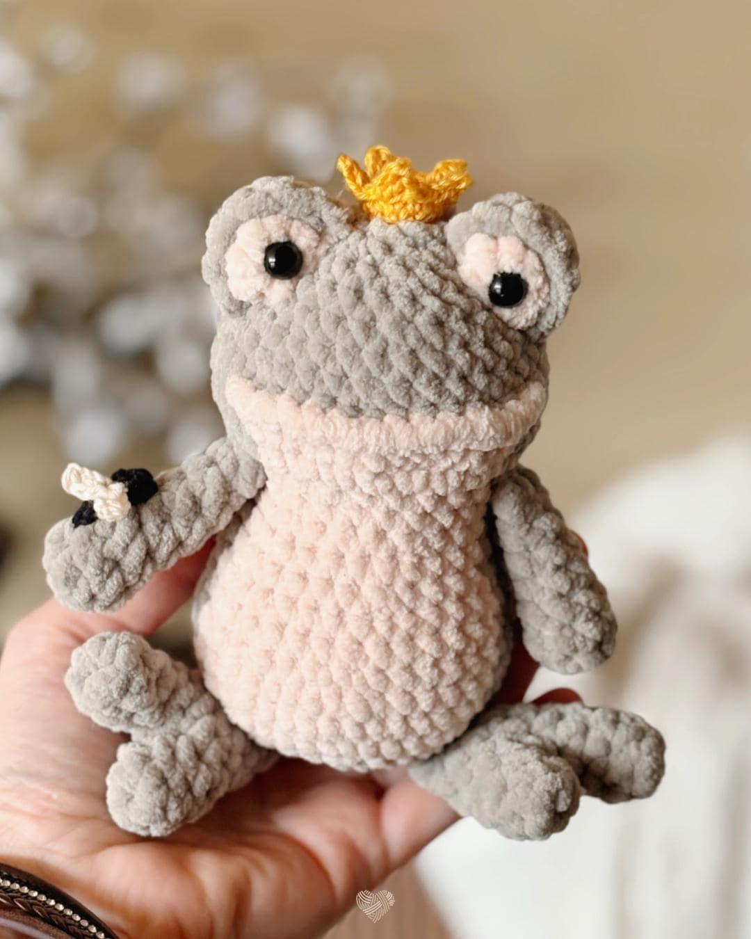 Frogbert the Frog Prince / low-sew crochet pattern thumbnail 5