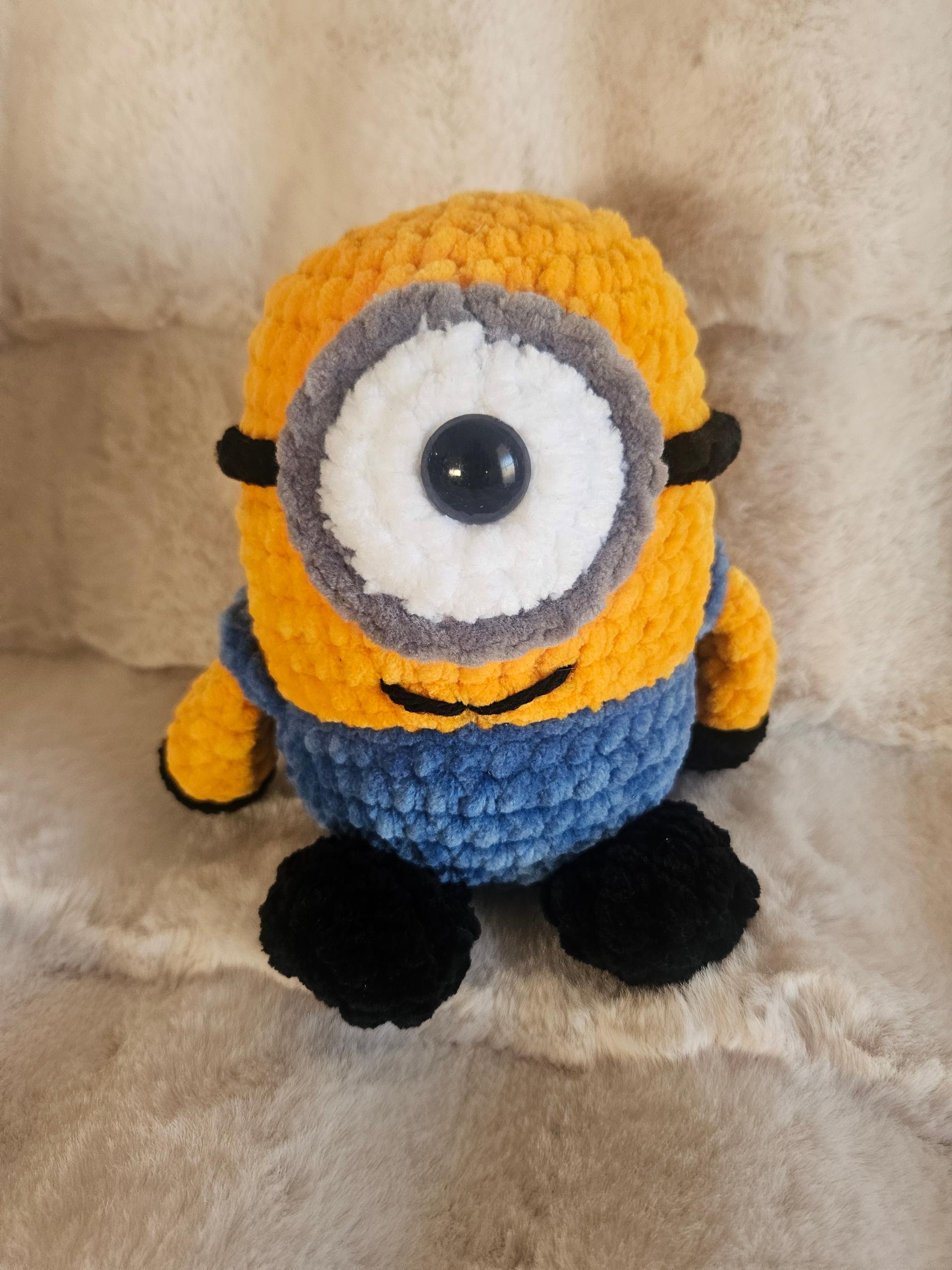 Handmade Crochet Minion Plushie Amigurumi – 7 Inch Yellow One-Eyed Character Doll, Blue Overalls Chenille Stuffed Toy