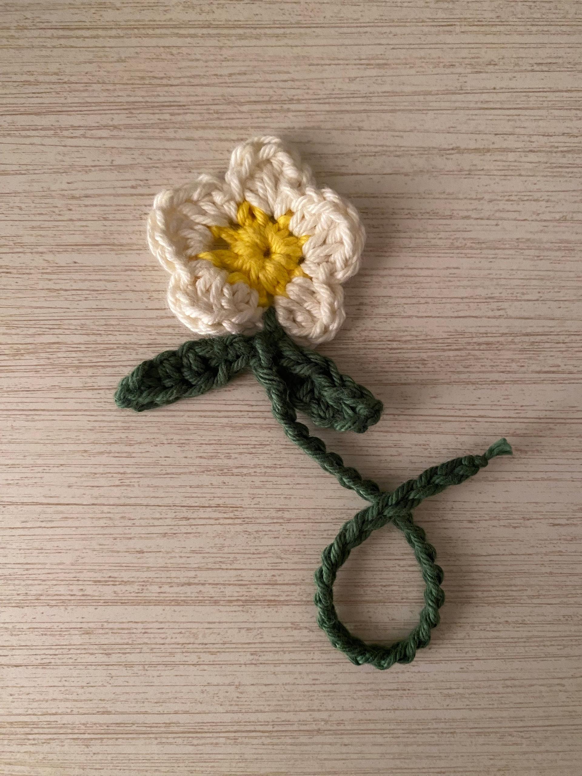 Crochet Daisy Bookmark: Handmade Booklover Gift, Gift for Flower Lovers, Gift for Book Lovers, April Birthday Gift, Daisy Birth Month Flower
