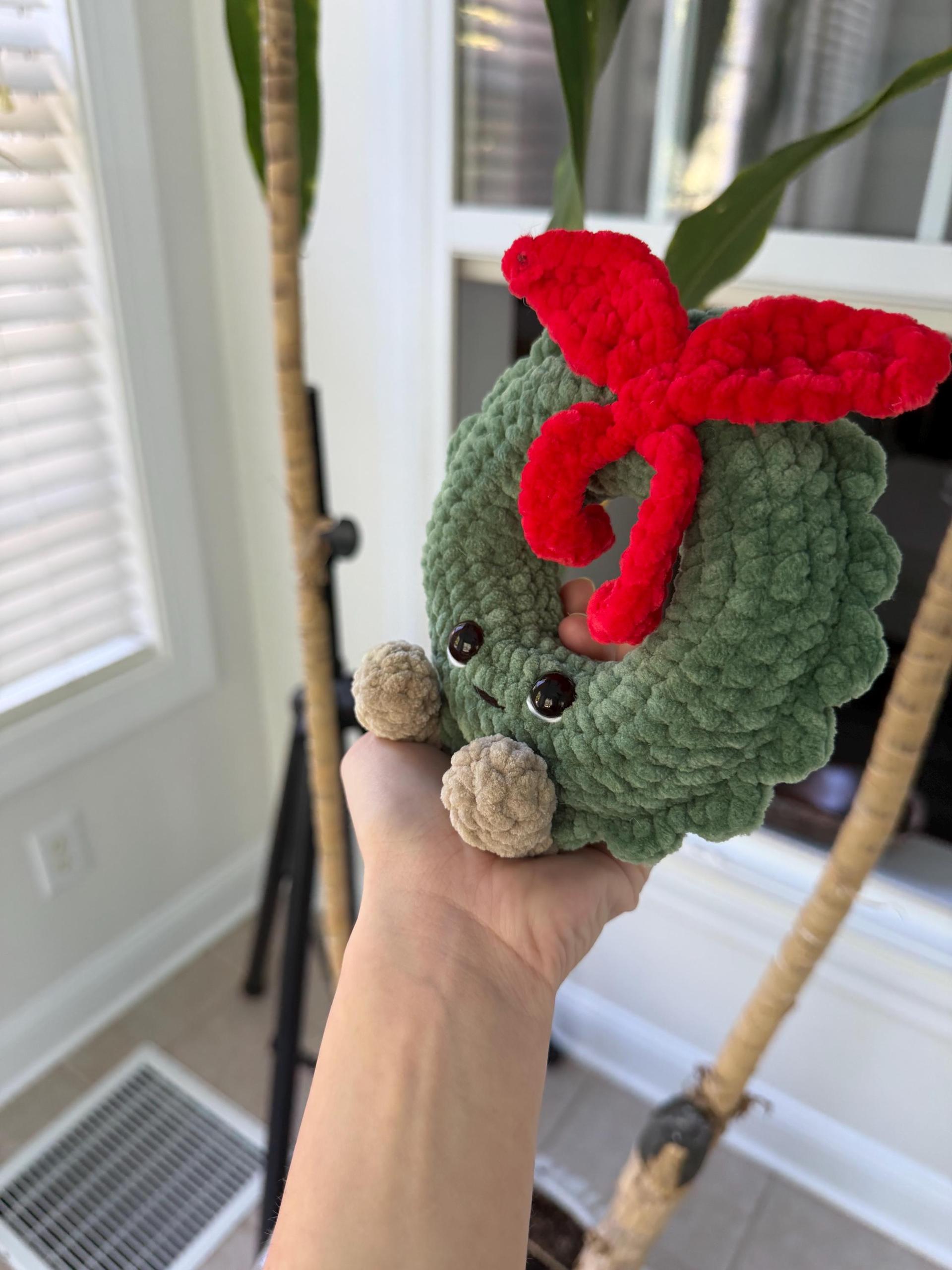 Crocheted Christmas Wreath Plush thumbnail 3