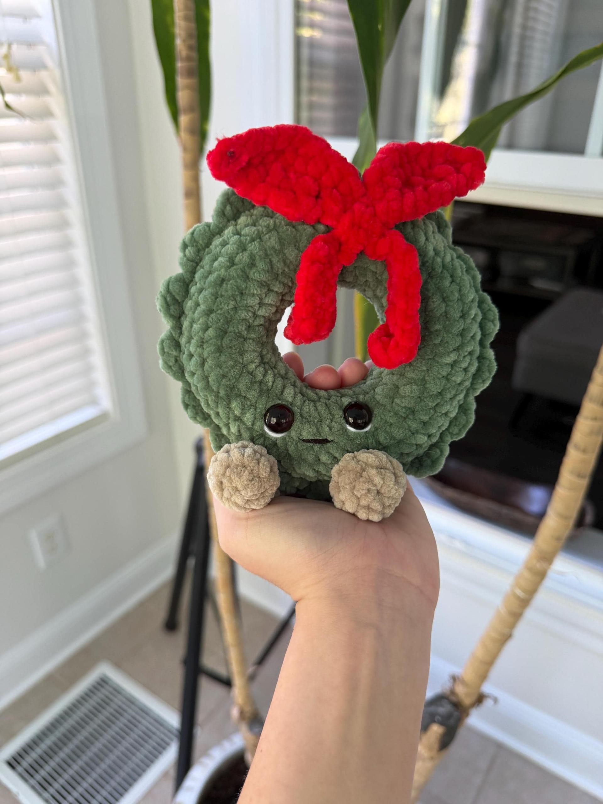 Crocheted Christmas Wreath Plush thumbnail 4