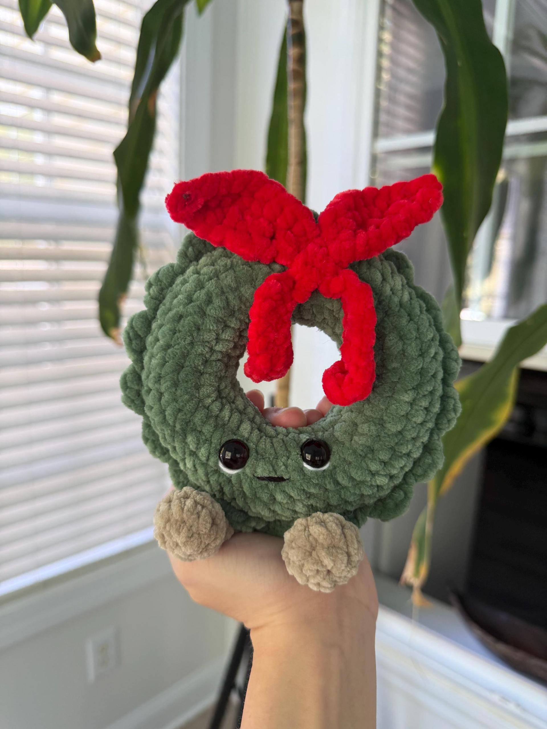 Crocheted Christmas Wreath Plush thumbnail 9