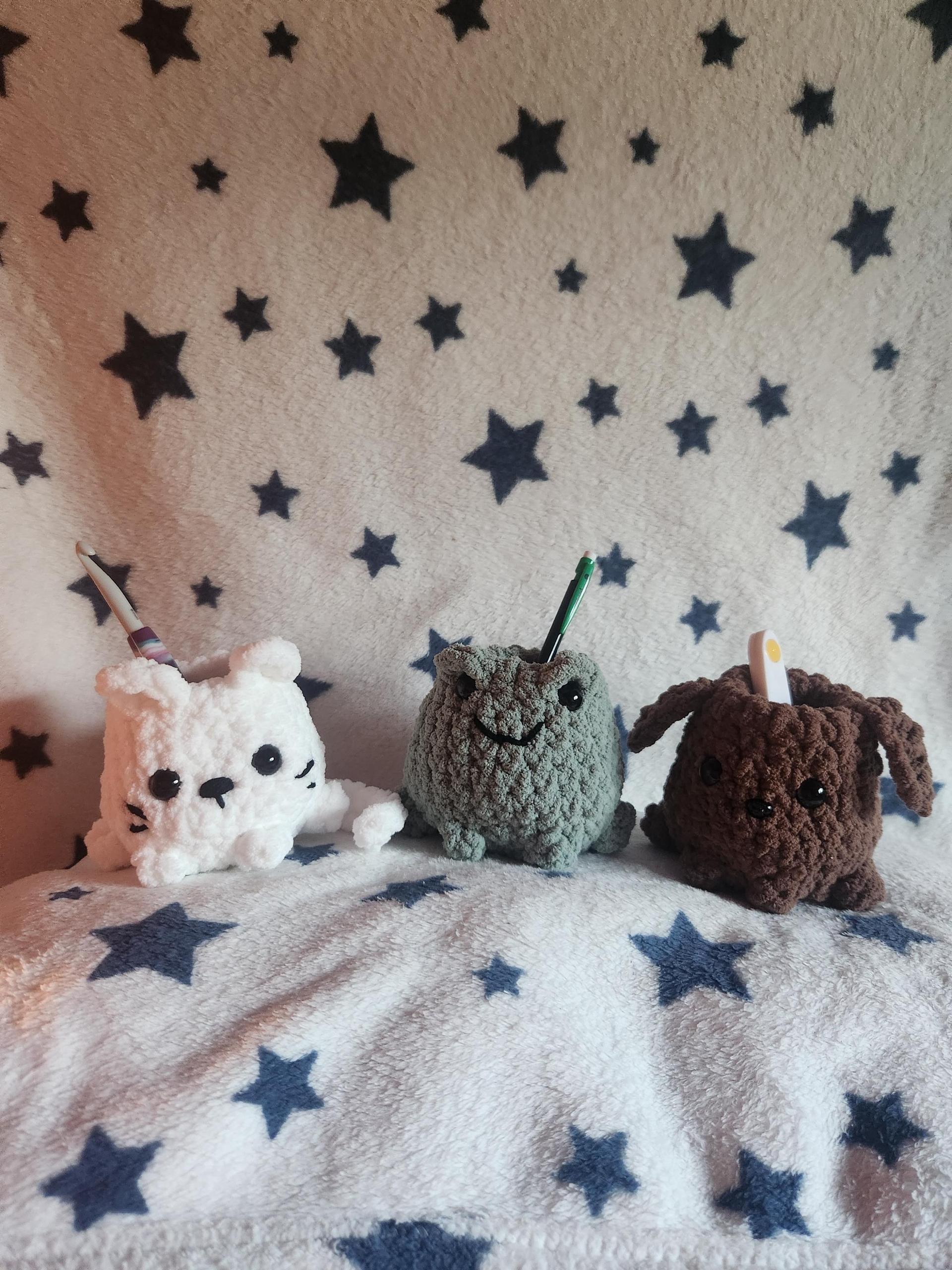 Crocheted Desk Buddies: Cute Storage for Desks!
